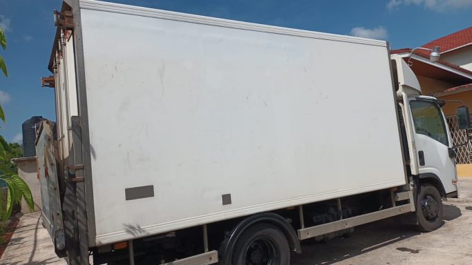 2011 Isuzu Forward Refrigerated Box c/w tail lift 