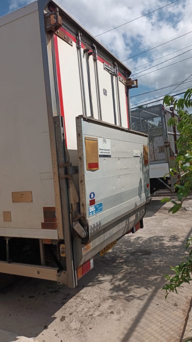 2011 Isuzu Forward Refrigerated Box c/w tail lift 