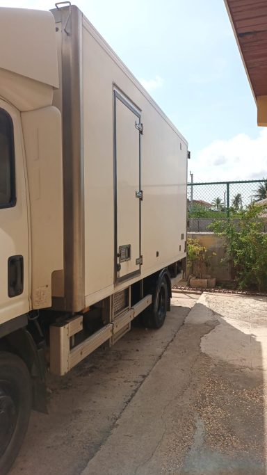 2011 Isuzu Forward Refrigerated Box c/w tail lift 